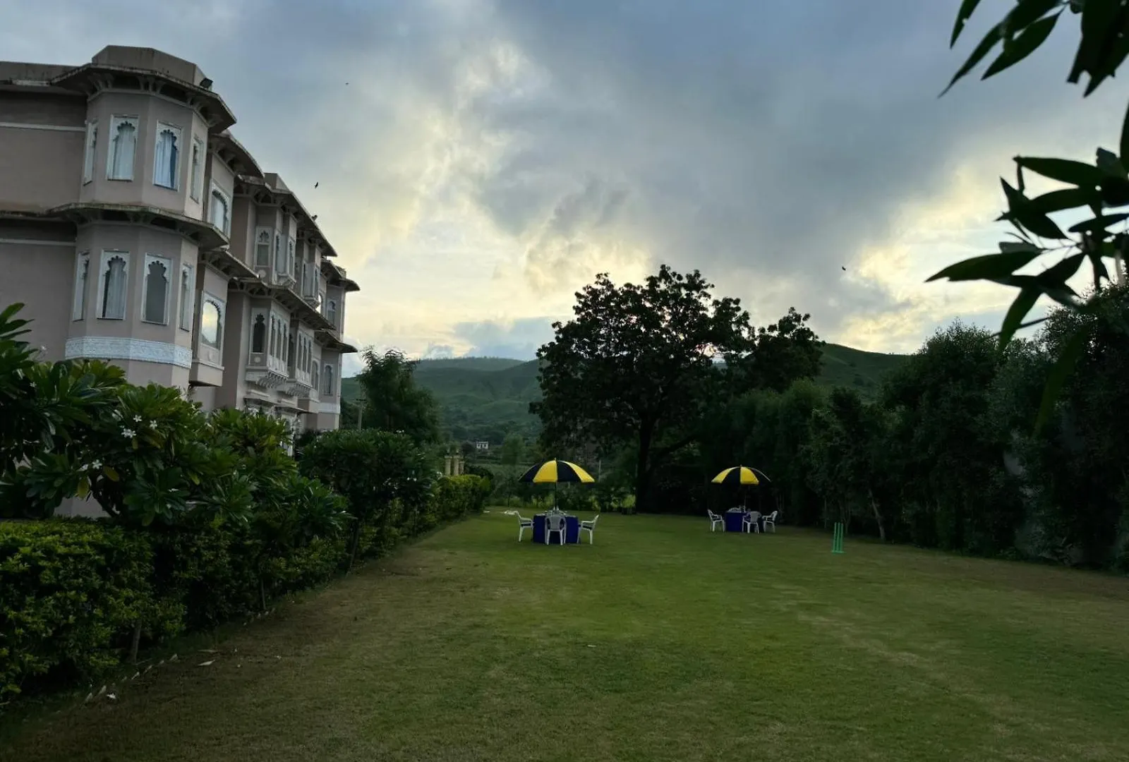 Jag Aravali Resort Udaipur By Naina Staycation - Best For Corporate Events - Family Resort - Swimming Pool - Gardens 4*,